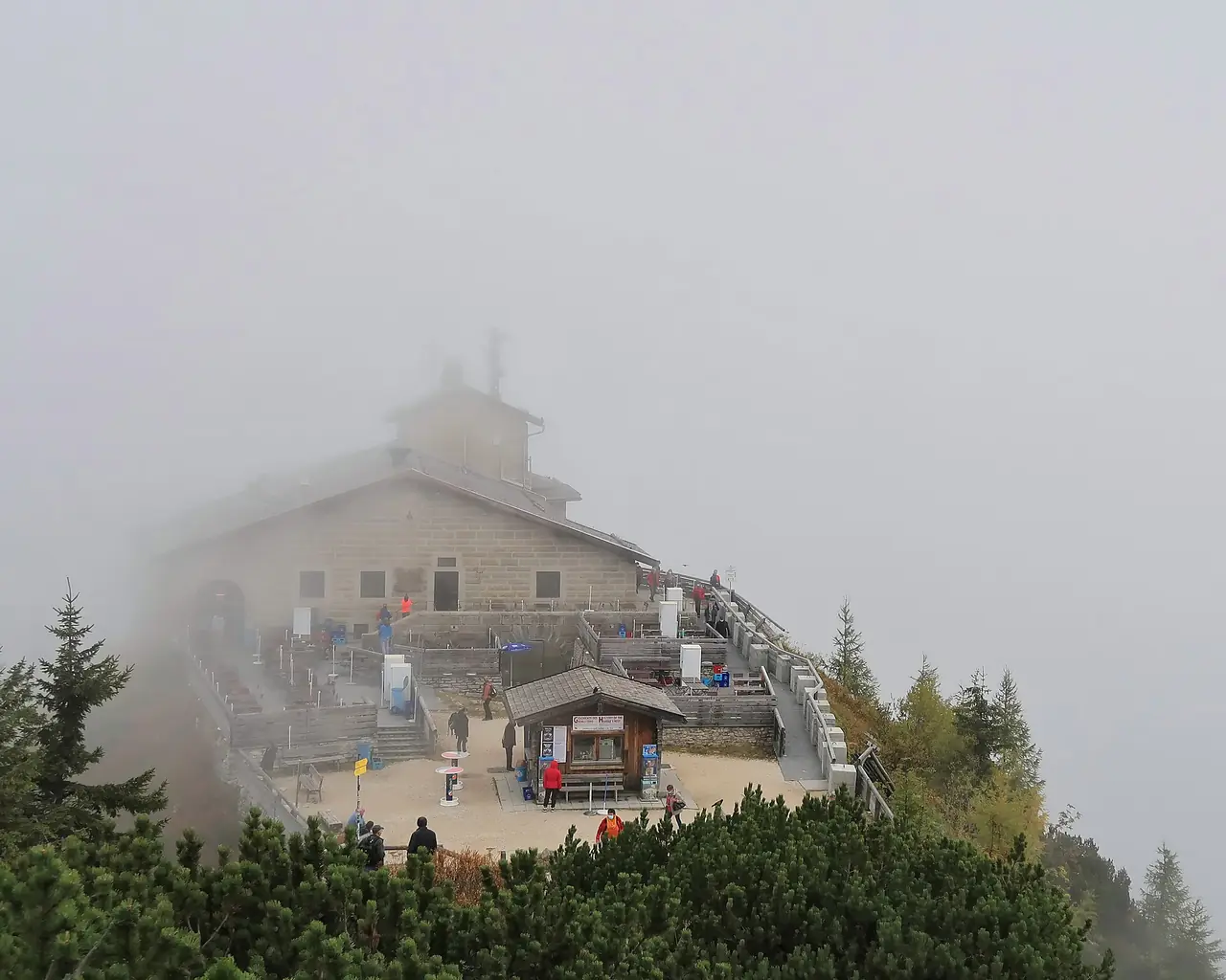 อาคาร Kehlsteinhaus ในวันหมอกหนา มองเห็นลานและทางเดินรอบอาคารเลือนราง ภาพจาก Wikimedia Commons ผู้ถ่าย Pascal Dihé สัญญา CC BY-SA 4.0 ปีที่ถ่ายไม่ระบุ