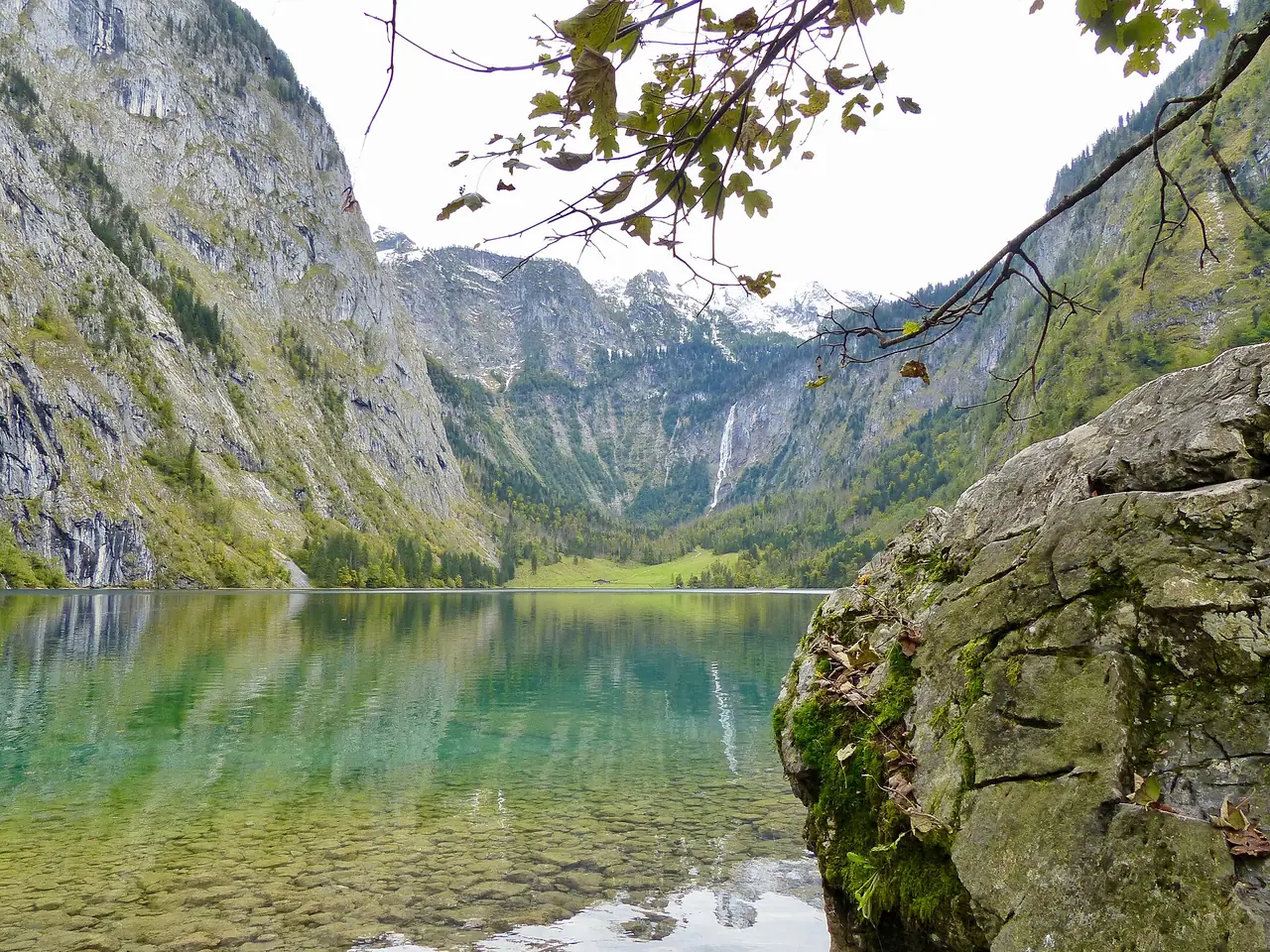 ทะเลสาบ Obersee ใส สีเขียว มีน้ำตก Röthbach ไกล ๆ ภาพจาก Wikimedia Commons ผู้ถ่าย Geolina163 สัญญา CC BY-SA 4.0 ปีที่ถ่ายตามชื่อไฟล์ 2560