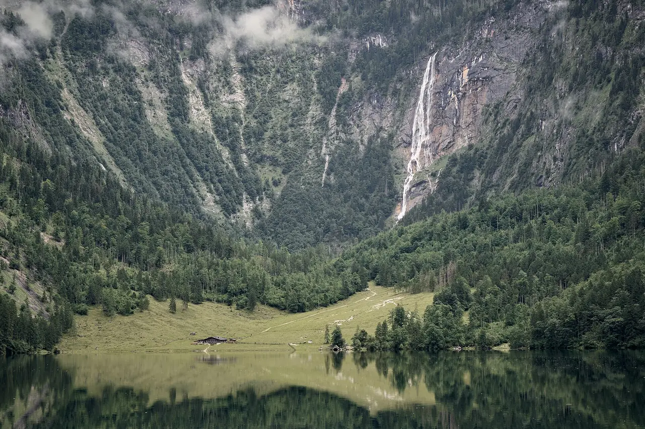 น้ำตก Röthbach และ Fischunkelalm ที่ปลายทะเลสาบ Obersee ถ่ายปี 2568 ตามชื่อไฟล์ ภาพจาก Wikimedia Commons ผู้ถ่าย Anil Öztas สัญญา CC BY 4.0