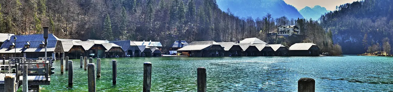 โรงเก็บเรือริมท่า Seelände ที่ Schönau am Königssee ภาพพาโนรามาแนวนอน ภาพจาก Wikimedia Commons ผู้ถ่าย Coastfield สัญญา CC BY-SA 4.0 ปีที่ถ่ายไม่ระบุ