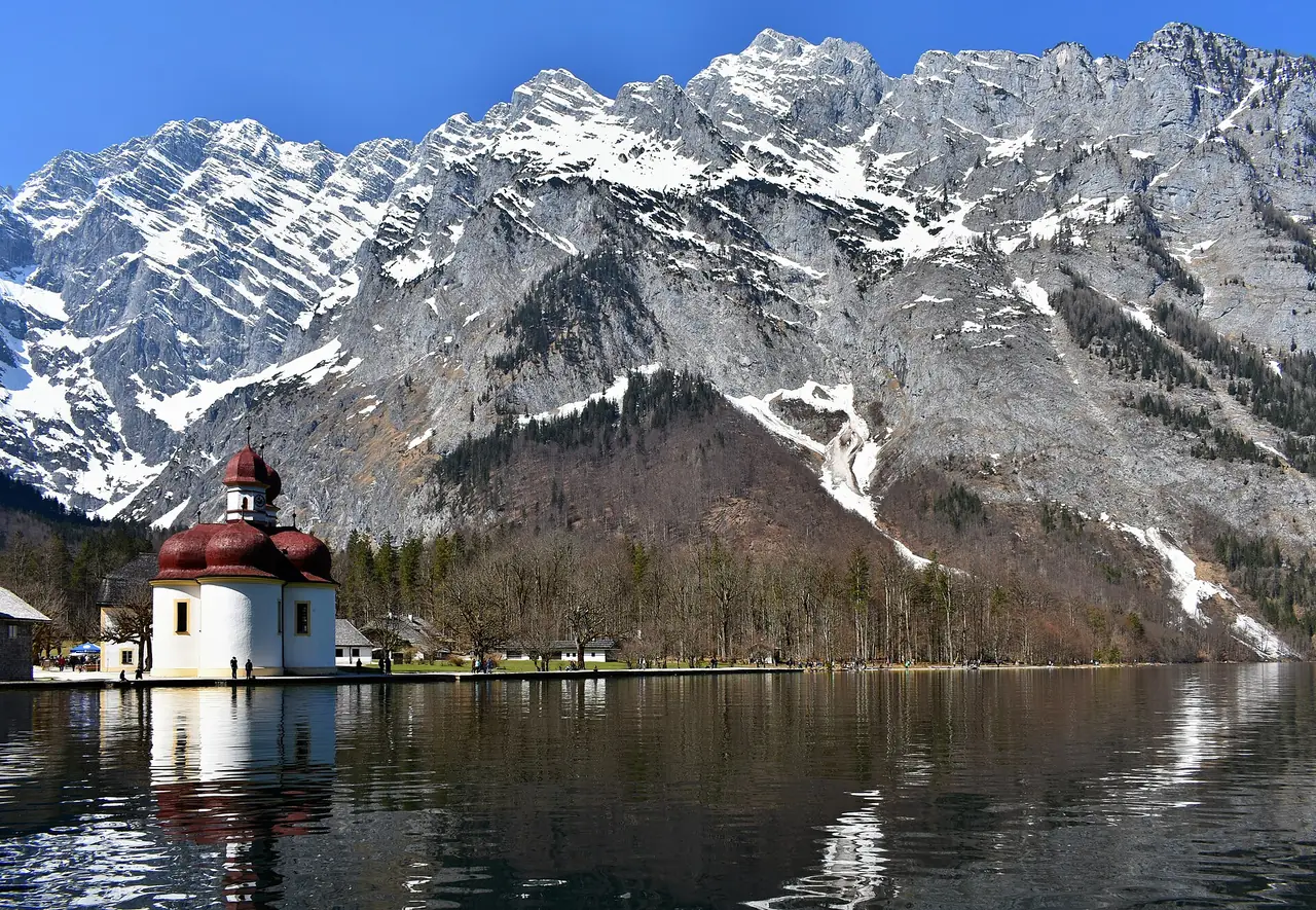 โบสถ์ St. Bartholomä และผนังตะวันออกของ Watzmann ช่วงที่ยังมีหิมะบนภูเขา ภาพจาก Wikimedia Commons ผู้ถ่าย Coastfield สัญญา CC BY-SA 4.0 ปีที่ถ่ายไม่ระบุ