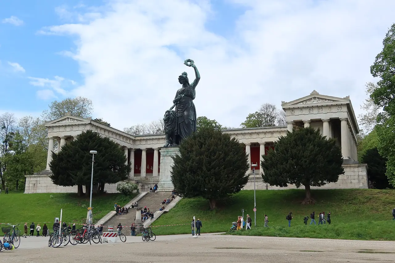 รูปปั้น Bavaria และ Ruhmeshalle ที่อยู่ติดลาน Theresienwiese ถ่ายเดือน เม.ย. 2567 ตามชื่อไฟล์ ภาพจาก Wikimedia Commons ผู้ถ่าย Strubbl สัญญา CC BY-SA 4.0