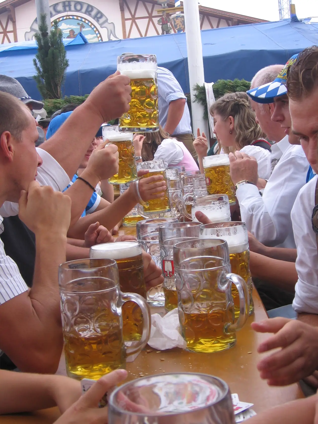แก้วมาส (Maß) ขนาด 1 ลิตรที่โต๊ะยาวในงาน Oktoberfest ปี 2549 ภาพจาก Wikimedia Commons ผู้ถ่าย senator86 สัญญา CC BY 2.5