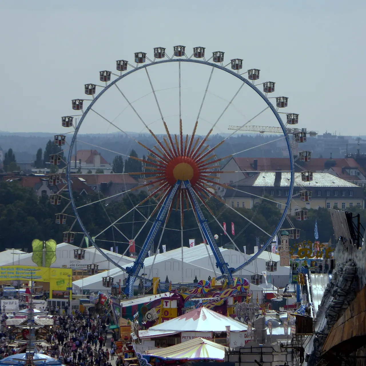 ชิงช้าสวรรค์และเครื่องเล่นในงาน Oktoberfest ปี 2559 มองจากที่สูง ภาพจาก Wikimedia Commons ผู้ถ่าย Renardo la vulpo สัญญา CC BY-SA 4.0