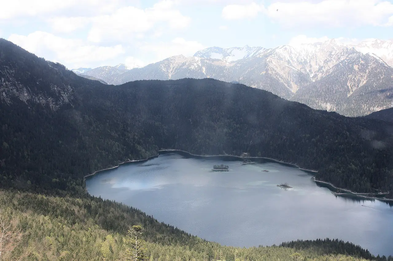 ทะเลสาบ Eibsee มองลงจากกระเช้า ภาพจาก Wikimedia Commons ผู้ถ่าย Dguendel สัญญา CC BY 4.0 ปีที่ถ่ายไม่ระบุ