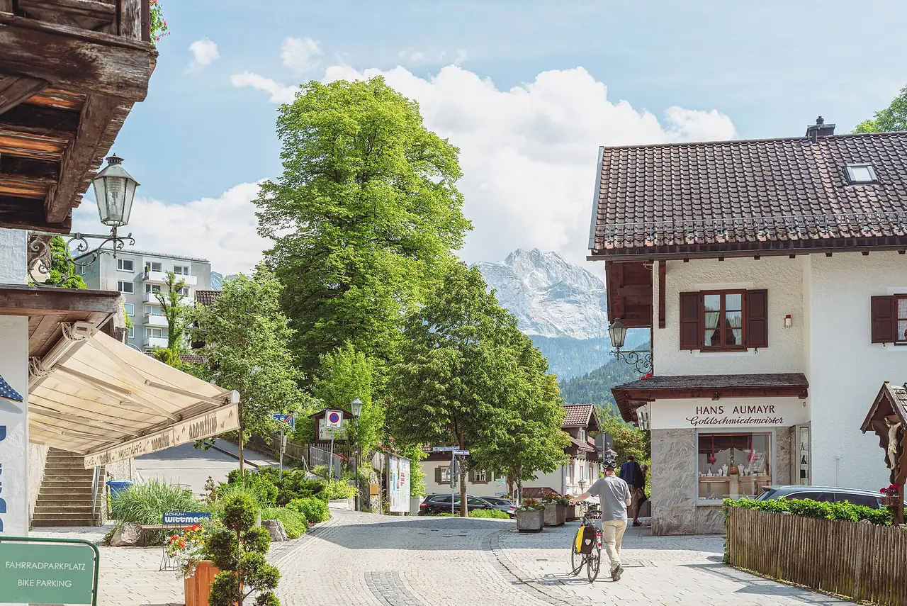 ถนน Ludwigstraße ในเมืองการ์มิช-พาร์เทนเคียร์เชิน มองเห็นภูเขาอยู่ไกล ๆ ภาพจาก Wikimedia Commons ผู้ถ่าย Flocci Nivis สัญญา CC BY 4.0 ถ่ายปี 2566