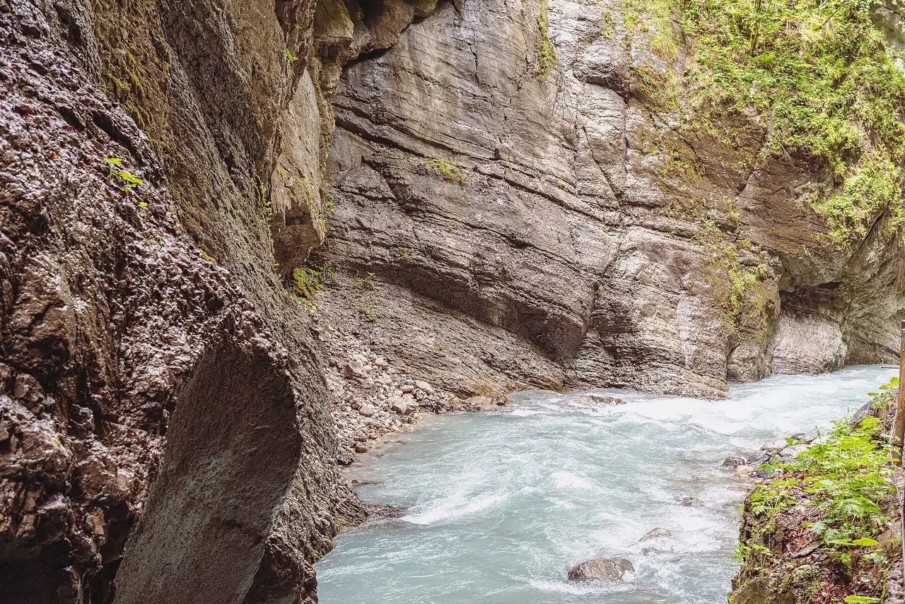ลำธาร Partnach ไหลระหว่างผาหินในหุบเขา Partnachklamm ภาพจาก Wikimedia Commons ผู้ถ่าย Flocci Nivis สัญญา CC BY 4.0 ถ่ายปี 2566