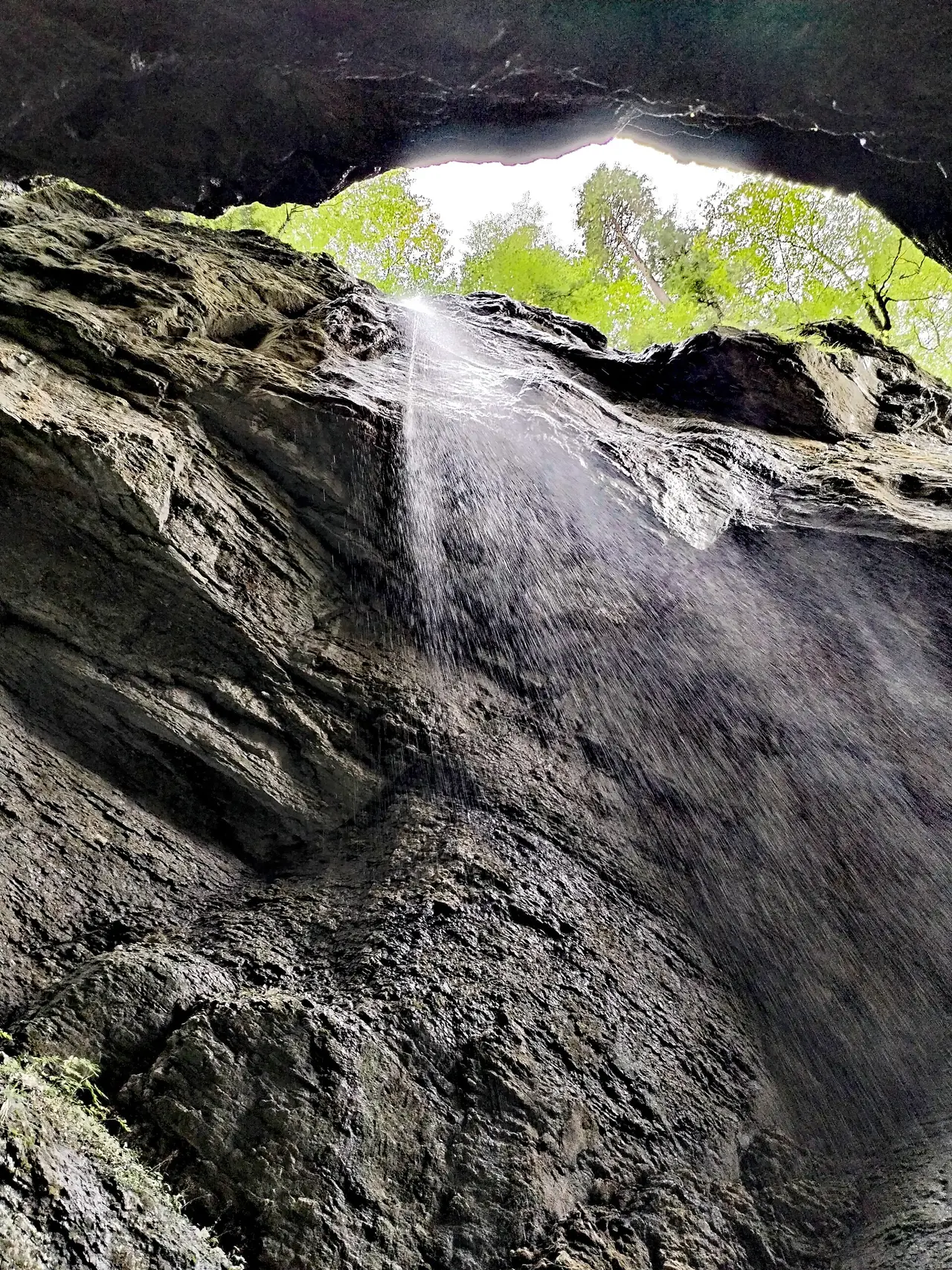 น้ำตกเล็กจากช่องเปิดเหนือผาในหุบเขา Partnachklamm มองจากด้านล่างขึ้นไป ภาพจาก Wikimedia Commons ผู้ถ่าย Thisik สัญญา CC0 ปีที่ถ่ายไม่ระบุ