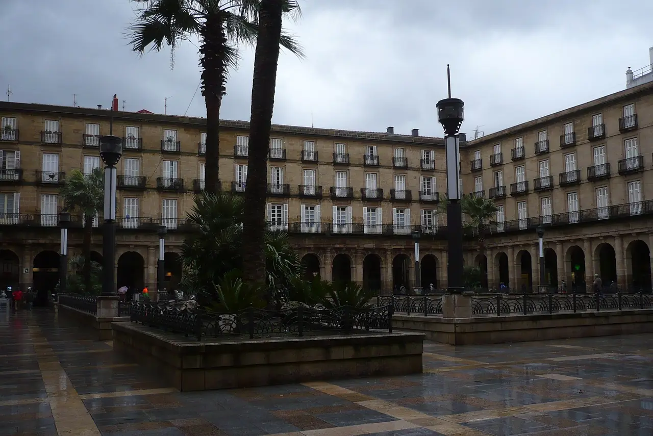 จัตุรัส Plaza Nueva ใน Casco Viejo บิลเบา ภาพถ่ายจาก Wikimedia Commons ผู้ถ่าย Ptakopysk สัญญา CC BY-SA 3.0 ไม่ระบุปีที่ถ่ายบนคอมมอนส์