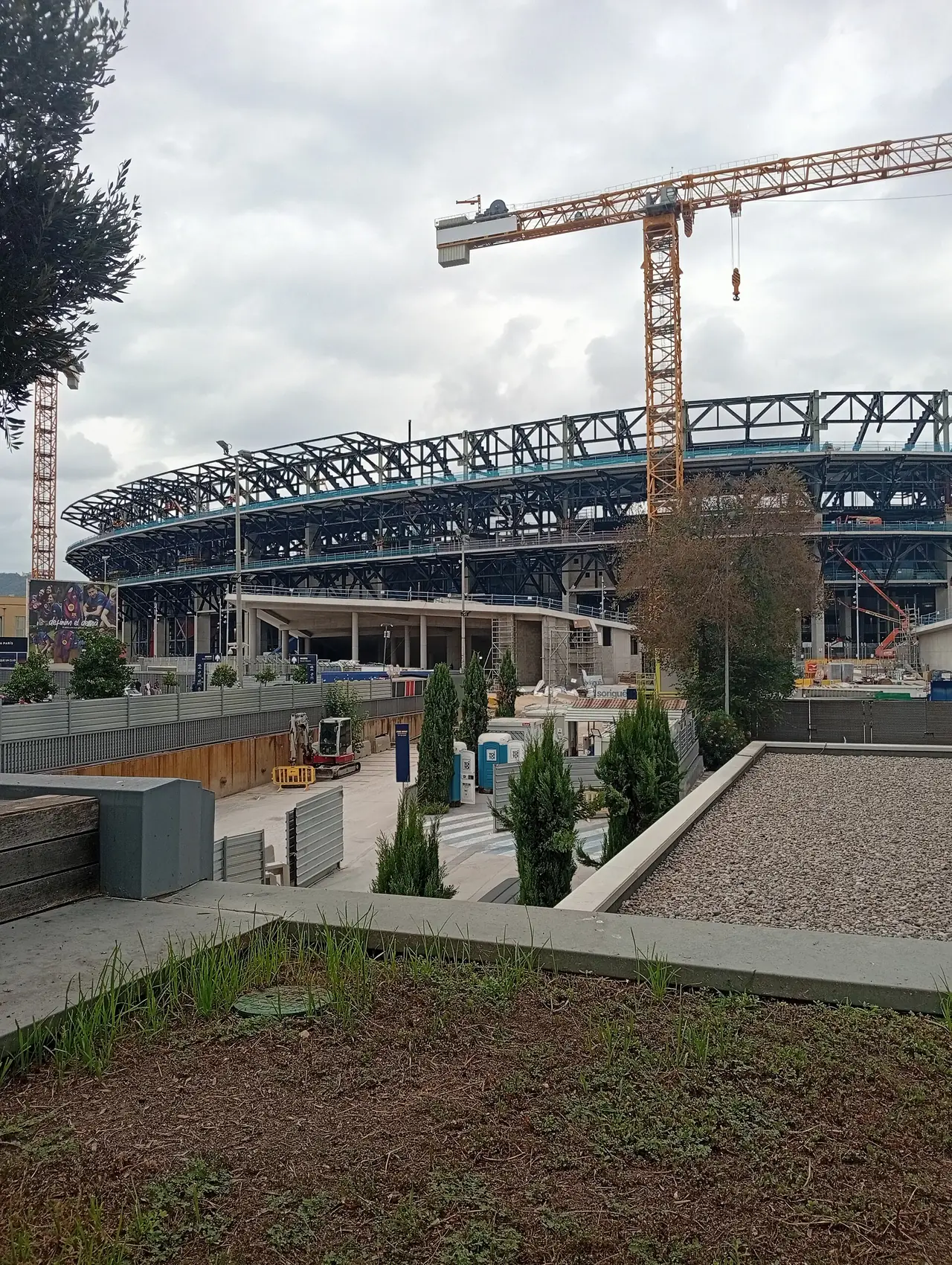 งานก่อสร้างรอบ Camp Nou ที่เห็นเครนและโครงอัฒจันทร์ ภาพถ่ายจาก Wikimedia Commons ผู้ถ่าย SimpleObjects-9ei สัญญา CC BY-SA 4.0 ถ่ายวันที่ 21 ก.ย. 2025