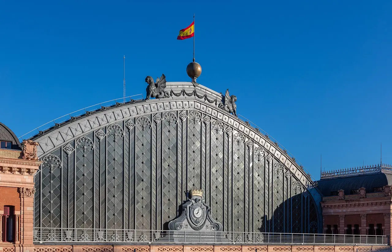 หลังคาโค้งของสถานี Atocha ภาพถ่ายจาก Wikimedia Commons ผู้ถ่าย Diego Delso สัญญา CC BY-SA 4.0 ถ่ายเมื่อ พ.ค. 2017 ไม่ใช่ภาพจากโรงแรม