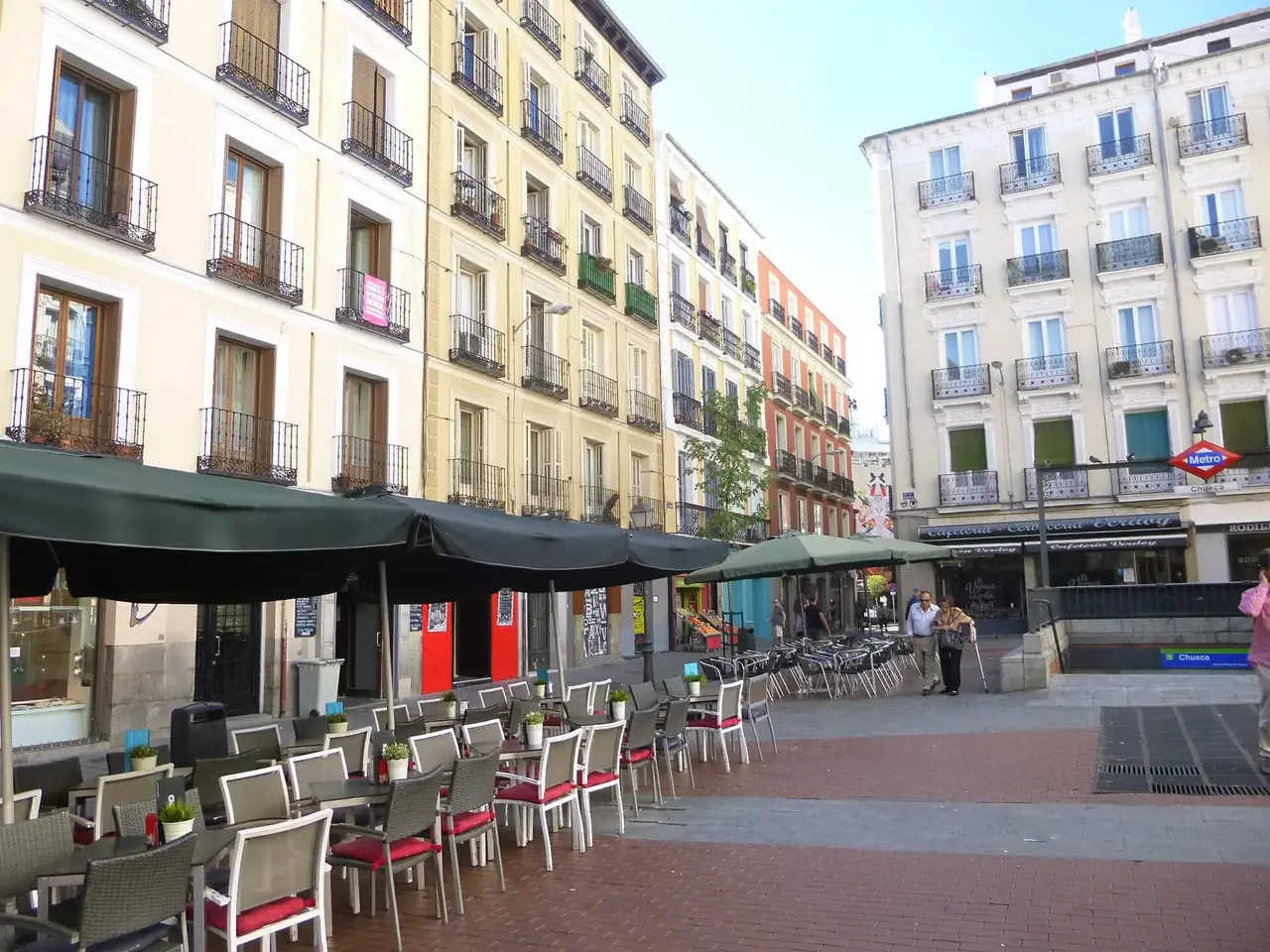 จัตุรัส Plaza de Chueca ในมาดริด ภาพถ่ายจาก Wikimedia Commons ผู้ถ่าย Zarateman สัญญา CC0 ไม่ใช่ภาพจากโรงแรมและไม่ระบุปีที่ถ่าย