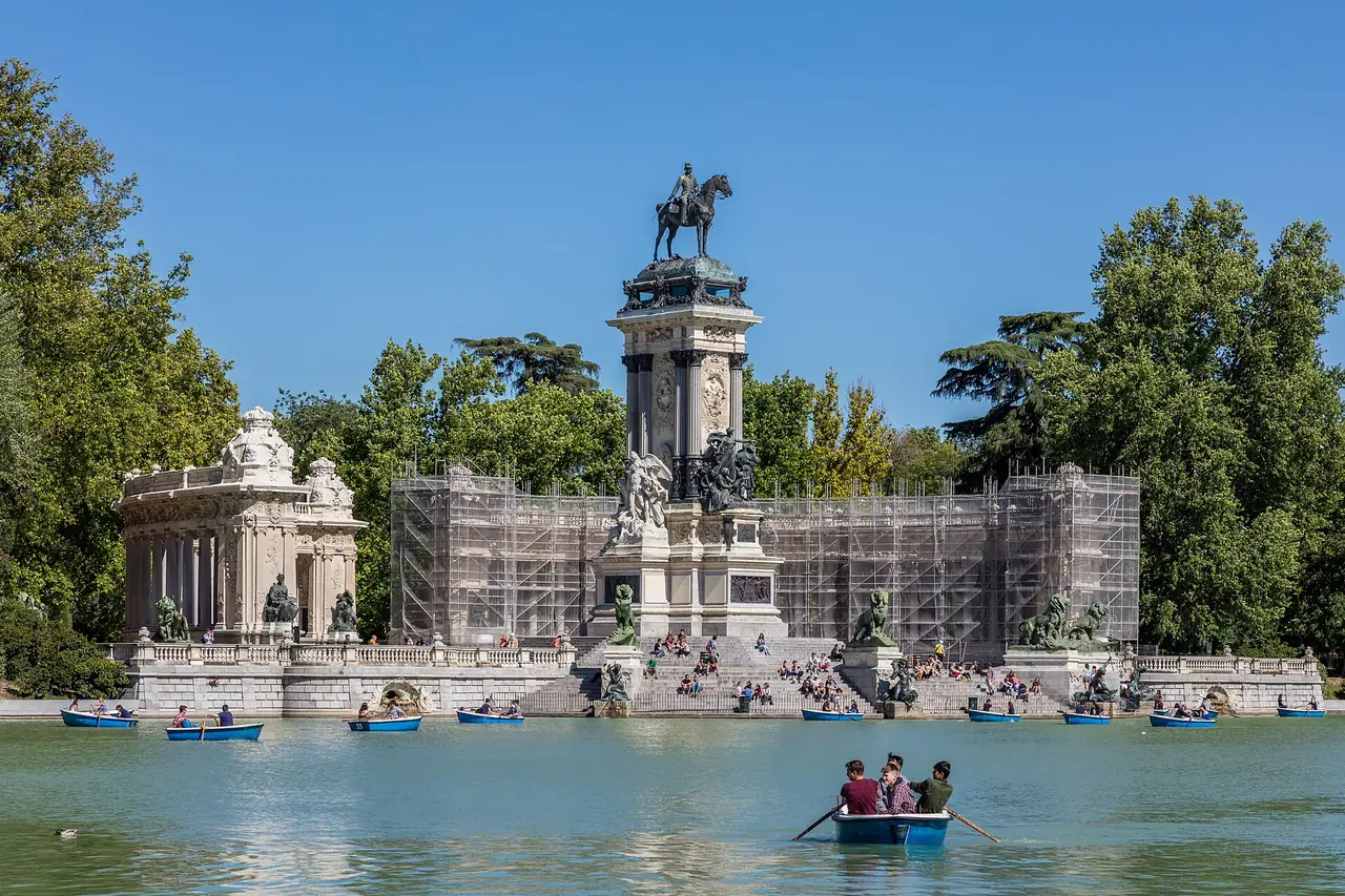 สระน้ำสวน Retiro และอนุสาวรีย์ Alfonso XII ภาพถ่ายจาก Wikimedia Commons ผู้ถ่าย Diego Delso สัญญา CC BY-SA 4.0 ถ่ายเมื่อ พ.ค. 2017 อนุสาวรีย์ตอนถ่ายมีนั่งร้านบางส่วน ไม่ใช่ภาพจากโรงแรม