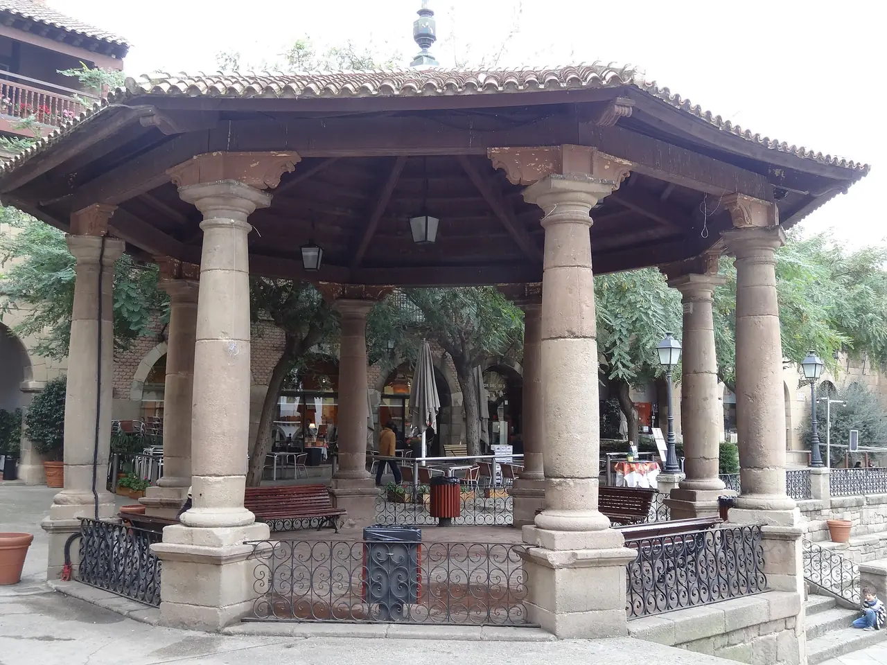 ศาลากลางแห่งหนึ่งในจัตุรัสของ Poble Espanyol ภาพถ่ายจาก Wikimedia Commons ผู้ถ่าย Jordiferrer สัญญา CC BY-SA 3.0 ไม่ระบุปีที่ถ่ายบนคอมมอนส์