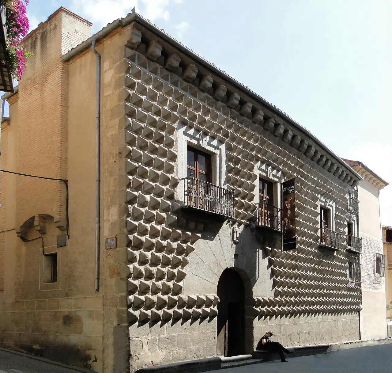 Casa de los Picos บ้านศตวรรษที่ 15 ในเซโกเวีย ภาพถ่ายจาก Wikimedia Commons ผู้ถ่าย Bernard Gagnon สัญญา CC BY-SA 3.0 ไม่ระบุปีที่ถ่ายบนคอมมอนส์