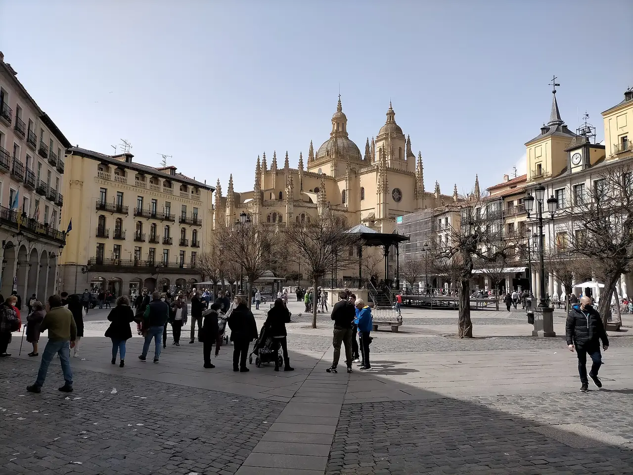 Plaza Mayor ของเซโกเวียและด้านหลังของมหาวิหาร ภาพถ่ายจาก Wikimedia Commons ผู้ถ่าย Emilio J. Rodríguez Posada สัญญา CC BY-SA 4.0 ถ่ายเมื่อ มี.ค. 2022