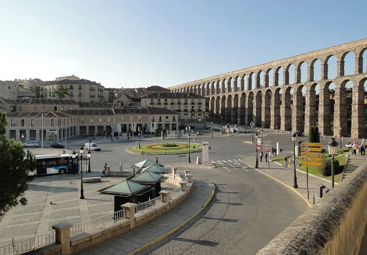 ท่อส่งน้ำและ Plaza de la Artillería ในเซโกเวีย ภาพถ่ายจาก Wikimedia Commons ผู้ถ่าย Bernard Gagnon สัญญา CC BY-SA 3.0 ไม่ระบุปีที่ถ่ายบนคอมมอนส์