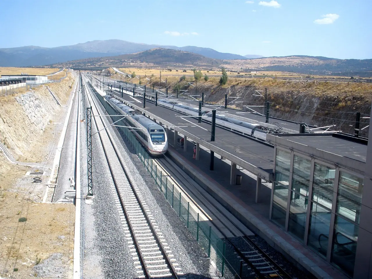 รถไฟความเร็วสูงที่สถานี Segovia-Guiomar ภาพถ่ายจาก Wikimedia Commons ผู้ถ่าย Zarateman สัญญา CC0 ไม่ระบุปีที่ถ่ายบนคอมมอนส์