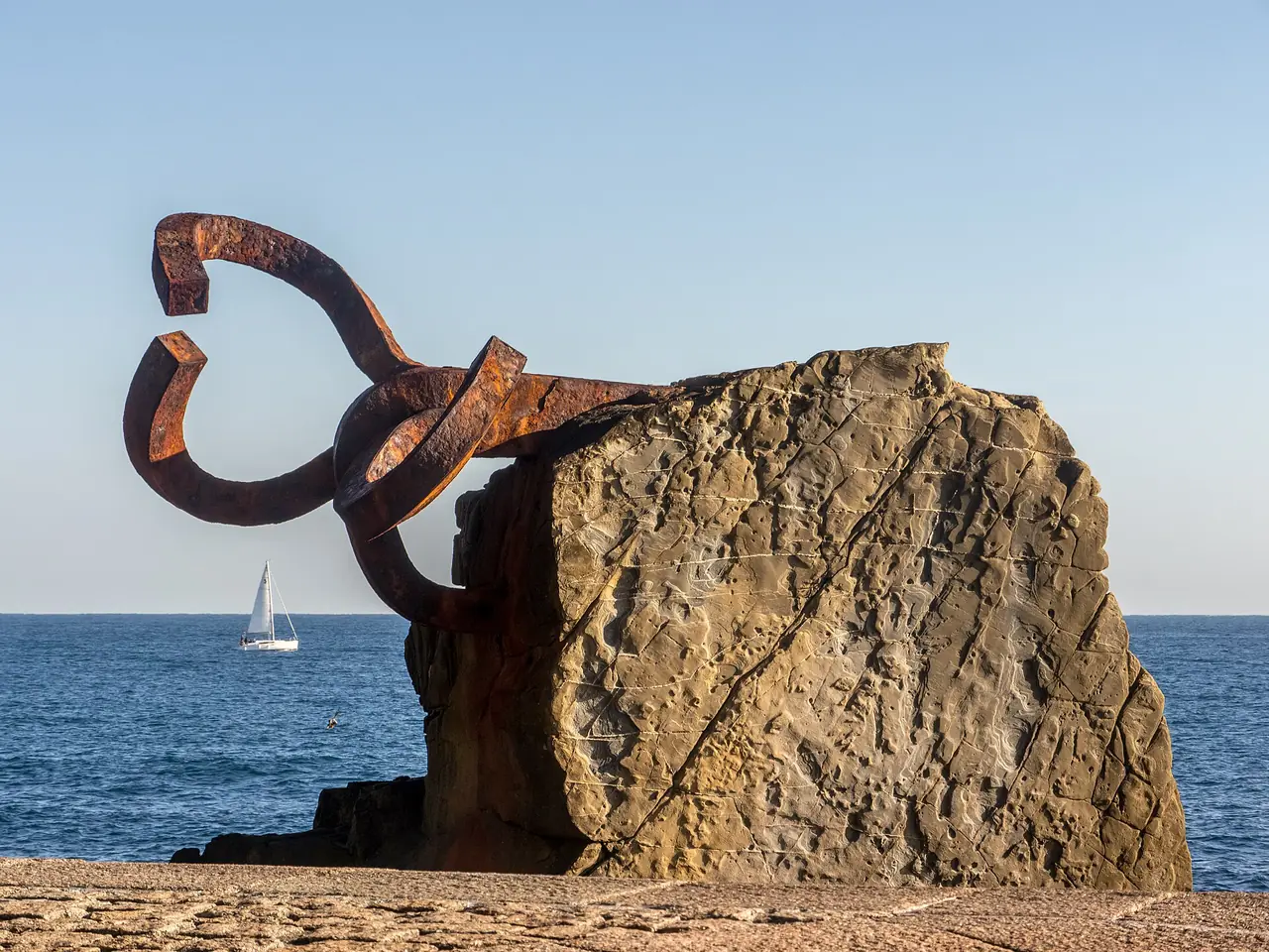 ประติมากรรม Peine del Viento ของ Eduardo Chillida ริมทะเลซานเซบาสเตียน ภาพถ่ายจาก Wikimedia Commons ผู้ถ่าย Ermell สัญญา CC BY-SA 4.0 ไม่ระบุปีที่ถ่ายบนคอมมอนส์