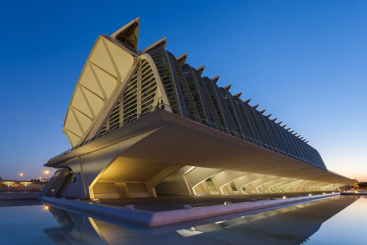 อาคาร Museu de les Ciències Príncipe Felipe ตอนพลบค่ำ ภาพถ่ายจาก Wikimedia Commons ผู้ถ่าย Diego Delso สัญญา CC BY-SA 3.0 ถ่ายเมื่อ มิ.ย. 2014