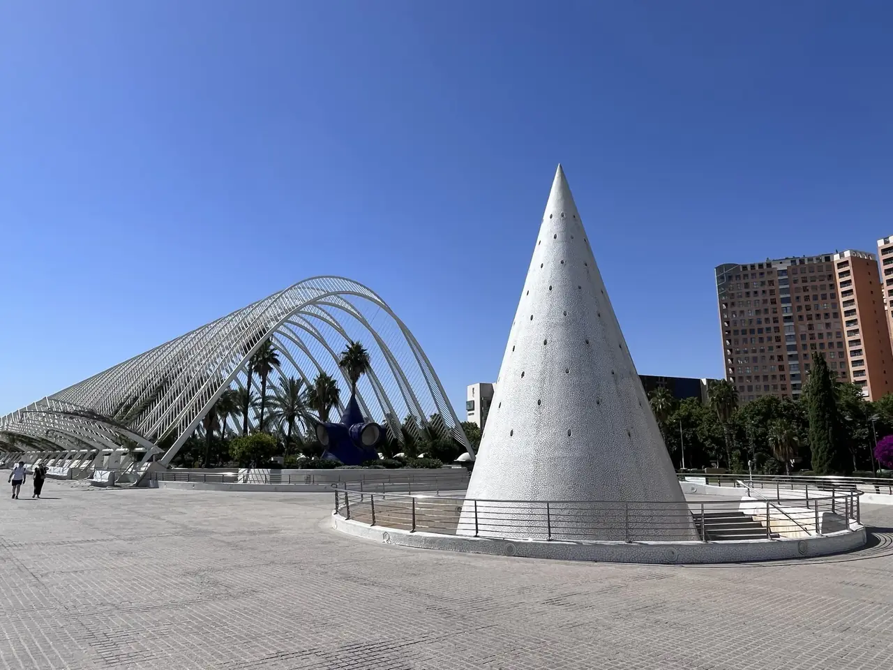 ซุ้มโค้งโลหะของ Umbracle และหอทรงกรวย ภาพถ่ายจาก Wikimedia Commons ผู้ถ่าย MCAE Consulting สัญญา CC0 ไม่ระบุปีที่ถ่ายบนคอมมอนส์