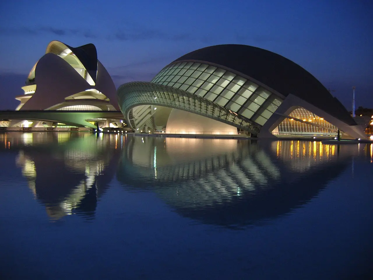 Hemisfèric และ Palau de les Arts สะท้อนผืนน้ำตอนกลางคืน ภาพถ่ายจาก Wikimedia Commons ผู้ถ่าย Chosovi สัญญา CC BY-SA 2.5 ไม่ระบุปีที่ถ่ายบนคอมมอนส์