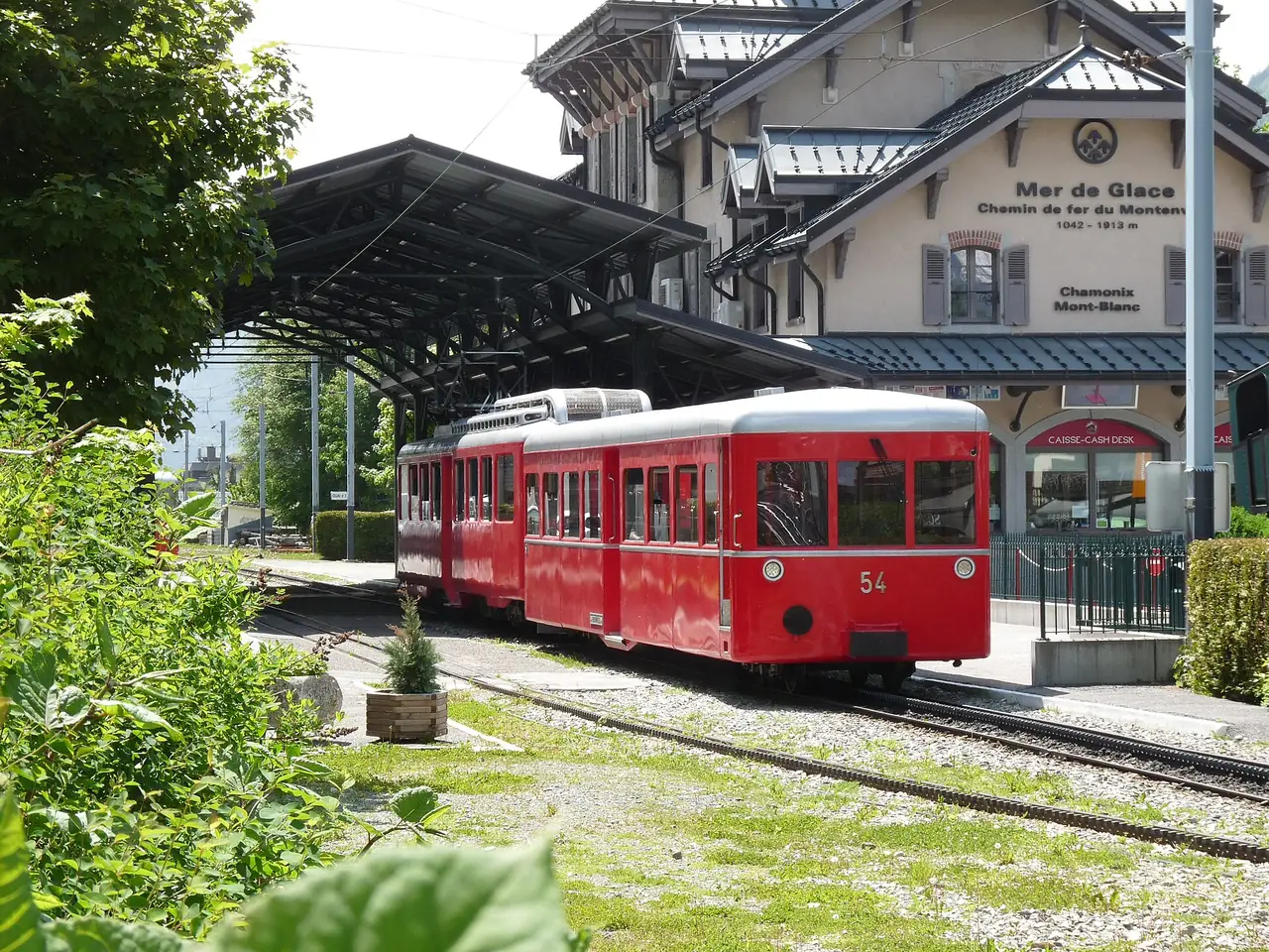 รถไฟสีแดงที่สถานี Mer de Glace ในเมือง Chamonix ที่วิ่งขึ้นไป Montenvers ภาพถ่ายปี 2016 จาก Wikimedia Commons ผู้ถ่าย Smiley.toerist สัญญา CC BY-SA 4.0