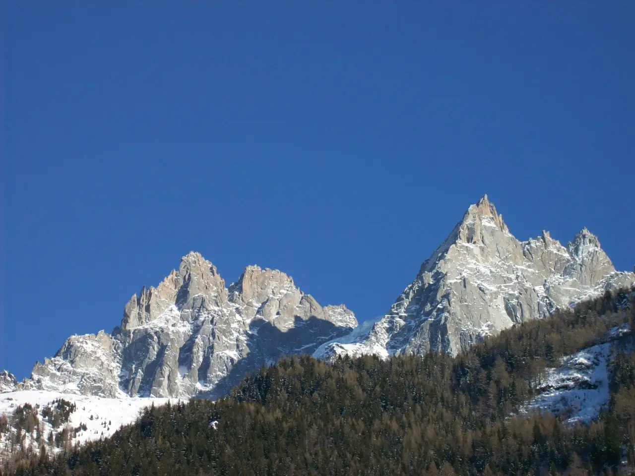 ยอดหินแหลม Aiguilles de Chamonix มองจากตัวเมืองในวันท้องฟ้าใส ภาพจาก Wikimedia Commons ผู้ถ่าย Tony Grist สถานะ Public domain