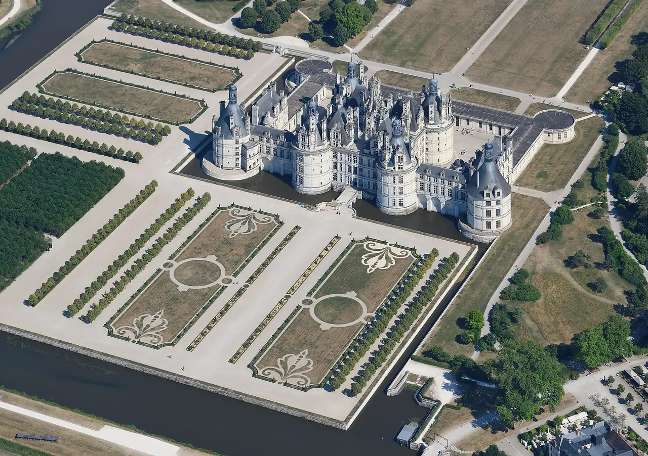ภาพถ่ายทางอากาศปราสาท Chambord และสวนแบบฝรั่งเศสด้านหน้า ภาพจาก Wikimedia Commons ผู้ถ่าย Carsten Steger สัญญา CC BY-SA 4.0