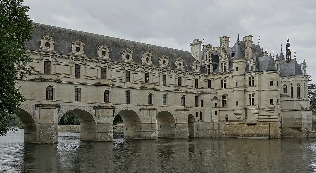 ปราสาท Chenonceau ฝั่งตะวันออกมองจากริมแม่น้ำ Cher ซุ้มโค้งหลายช่วงพาดผ่านผิวน้ำ ภาพจาก Wikimedia Commons ผู้ถ่าย Gzen92 สัญญา CC BY-SA 4.0