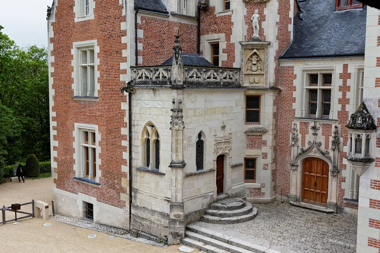 ตัวคฤหาสน์อิฐแดงของ Château du Clos Lucé ในเมือง Amboise ที่เลโอนาร์โด ดา วินชีอาศัยช่วงท้ายชีวิต ภาพจาก Wikimedia Commons ผู้ถ่าย Thesupermat สัญญา CC BY-SA 4.0