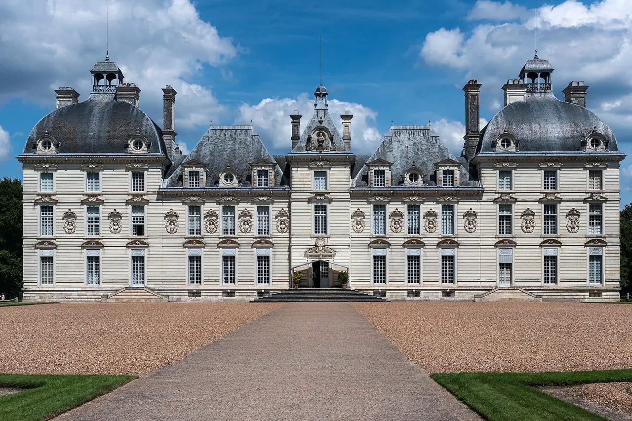 ด้านหน้าของ Château de Cheverny ผนังหินสีอ่อนและหลังคาโดมสีเทา ภาพจาก Wikimedia Commons ผู้ถ่าย Jean-Christophe BENOIST สัญญา CC BY 3.0