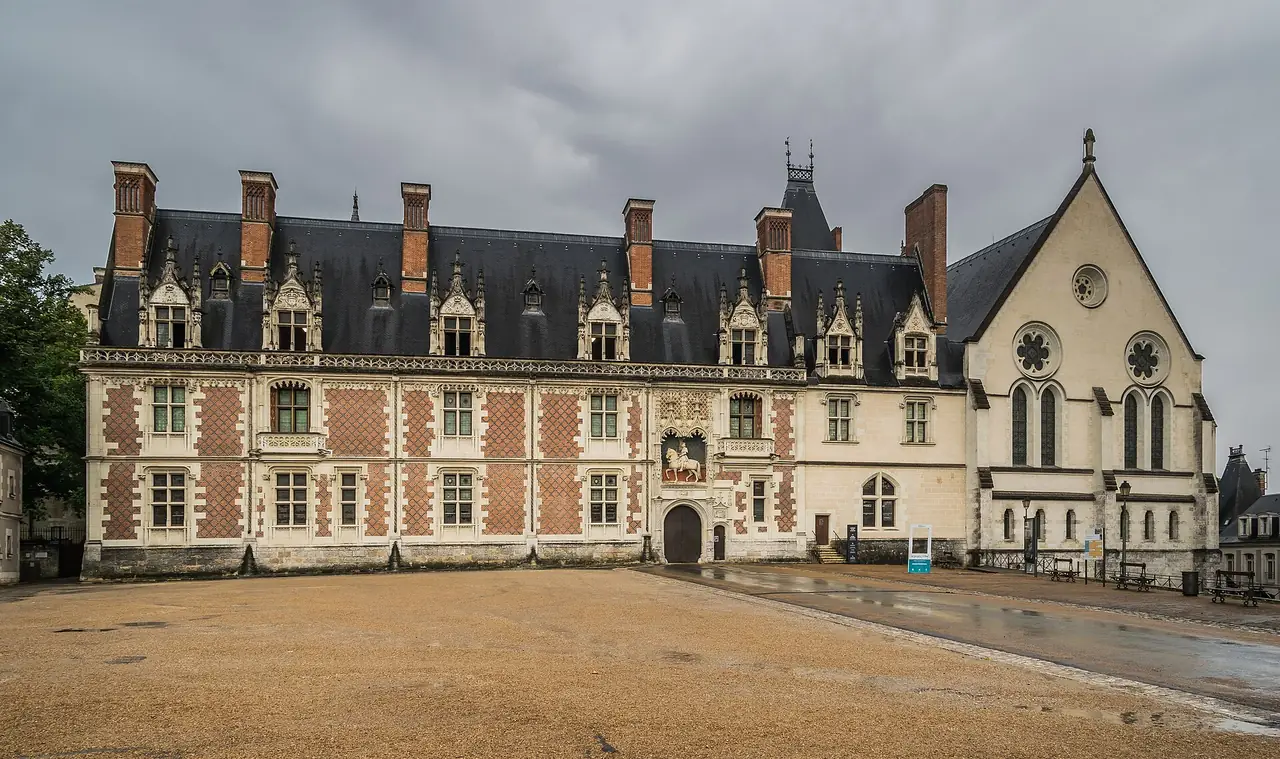 ปีกของพระเจ้าหลุยส์ที่ 12 ที่ปราสาท Blois ผนังอิฐแดงสลับหินในวันฟ้าครึ้ม ภาพจาก Wikimedia Commons ผู้ถ่าย Krzysztof Golik สัญญา CC BY-SA 4.0