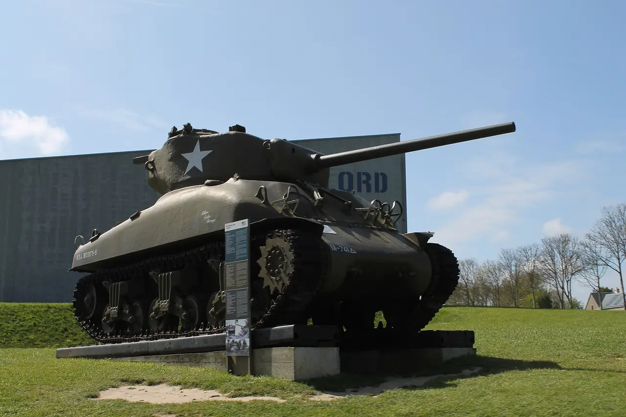 รถถัง Sherman ที่จัดแสดงหน้าอาคาร Overlord Museum ใน Colleville-sur-Mer ภาพจาก Wikimedia Commons ผู้ถ่าย Kev22 สัญญา CC BY-SA 4.0