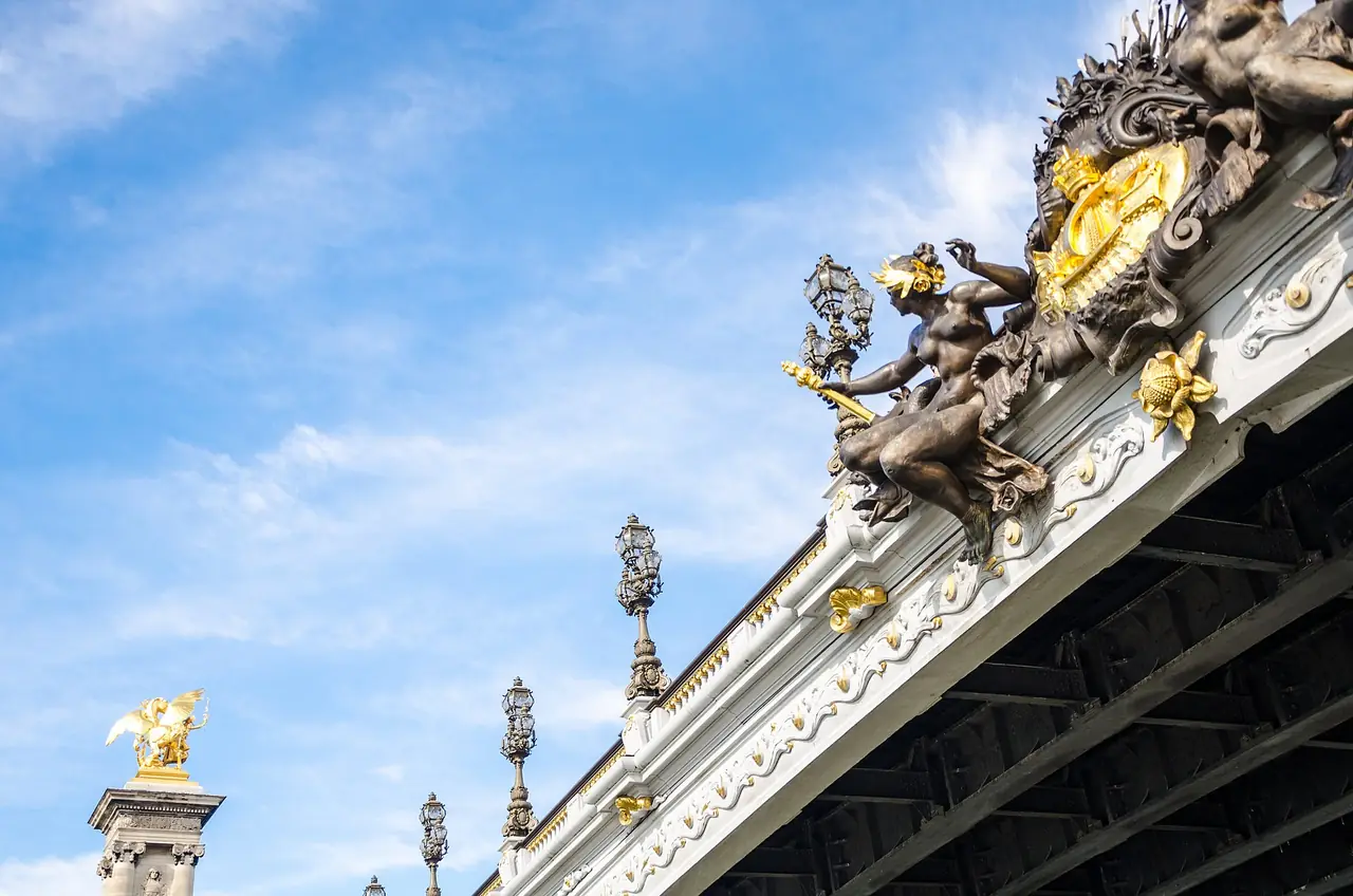 รายละเอียดรูปปั้นและโคมไฟของ Pont Alexandre III มองจากเรือ ภาพถ่ายเดือนเมษายน 2013 จาก Wikimedia Commons ผู้ถ่าย Alexander Kachkaev สัญญา CC BY 2.0