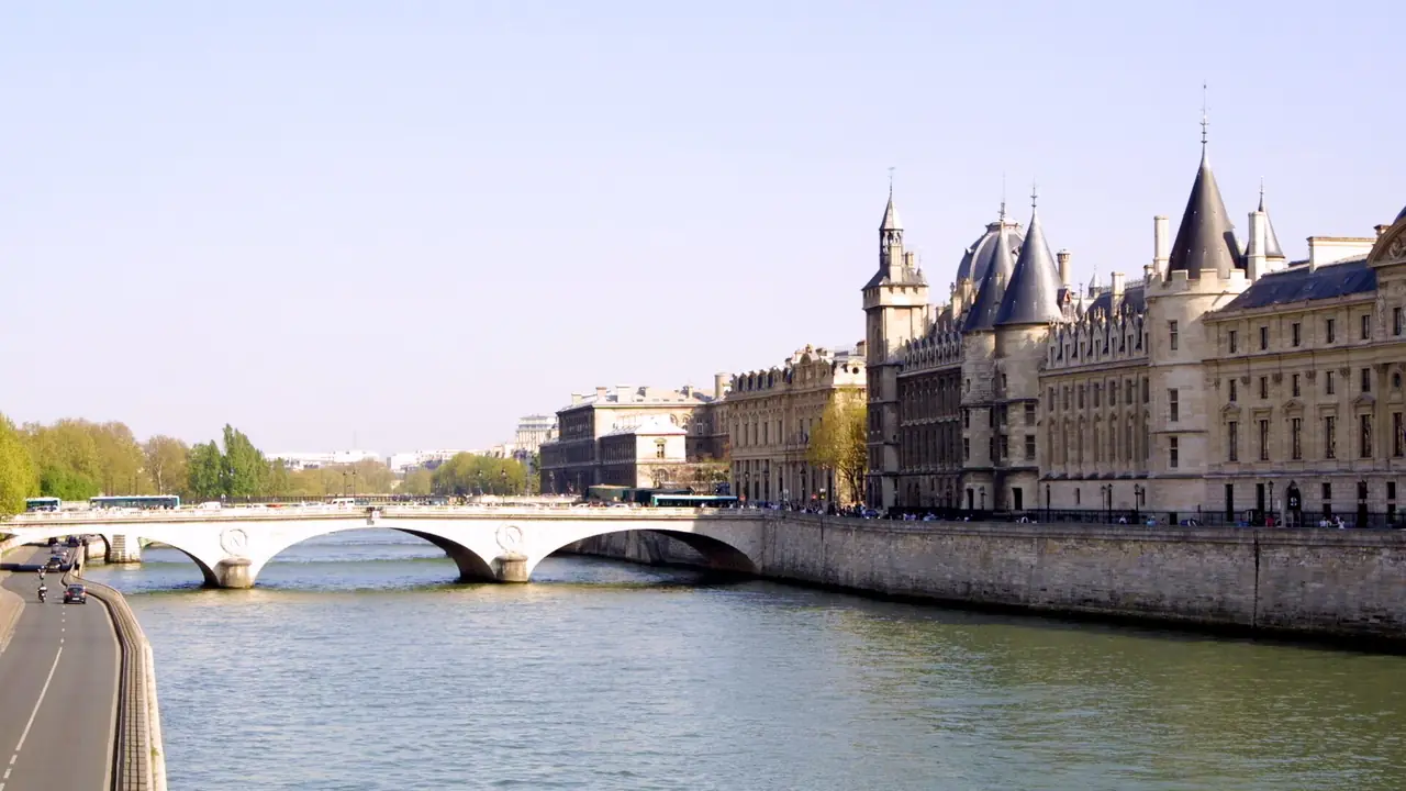 อาคารกงซีเยร์ฌรีริมแม่น้ำแซนและสะพาน Pont au Change มองจากริมฝั่ง ภาพปี 2010 จาก Wikimedia Commons ผู้ถ่าย Edhral สัญญา CC BY-SA 2.0