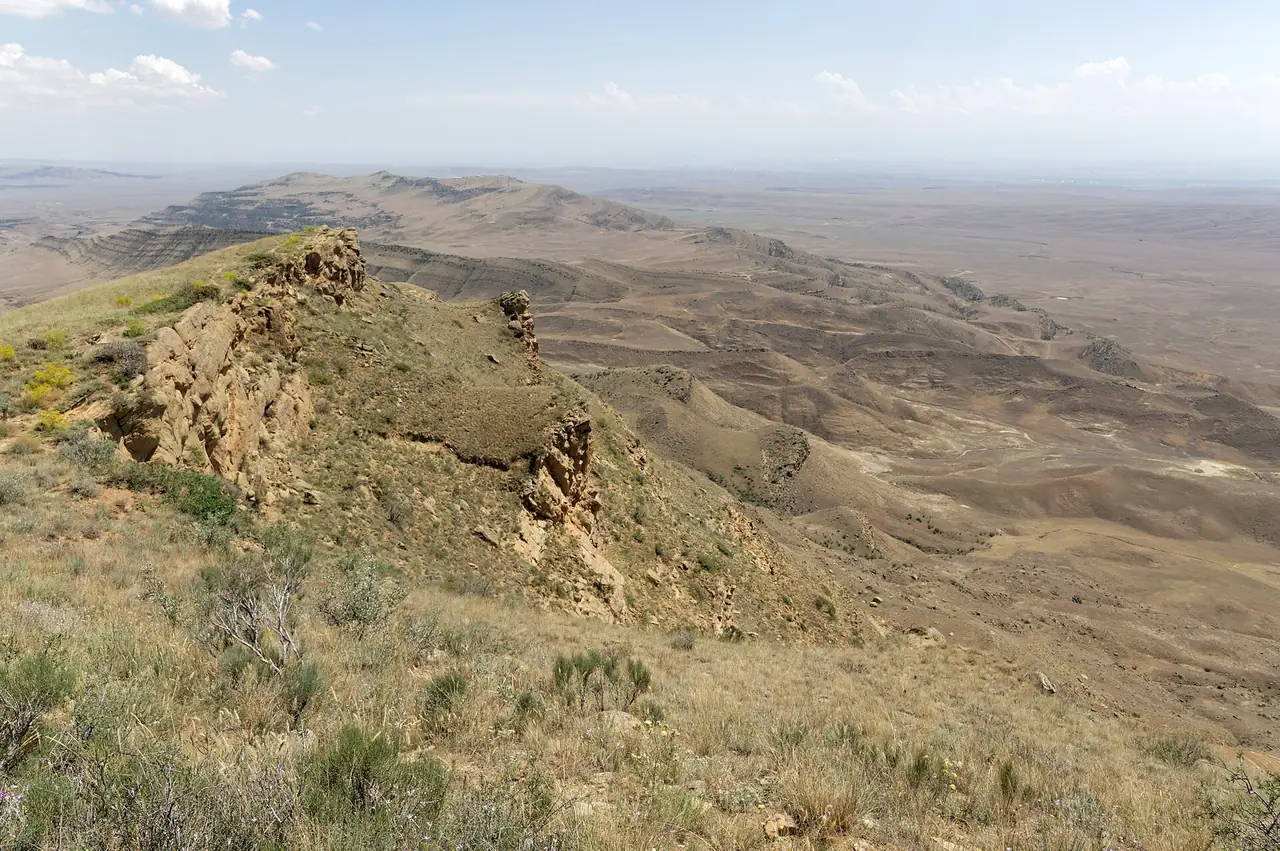 ทิวทัศน์ที่ราบแห้งแล้งทางตะวันออกของสันเขาการีจา ภาพจาก Wikimedia Commons ผู้ถ่าย Vyacheslav Argenberg สัญญา CC BY 4.0 ชื่อไฟล์ระบุว่าเป็นมุมมองจากอูดาบโน ภาพนี้ไม่ได้บอกแนวชายแดน