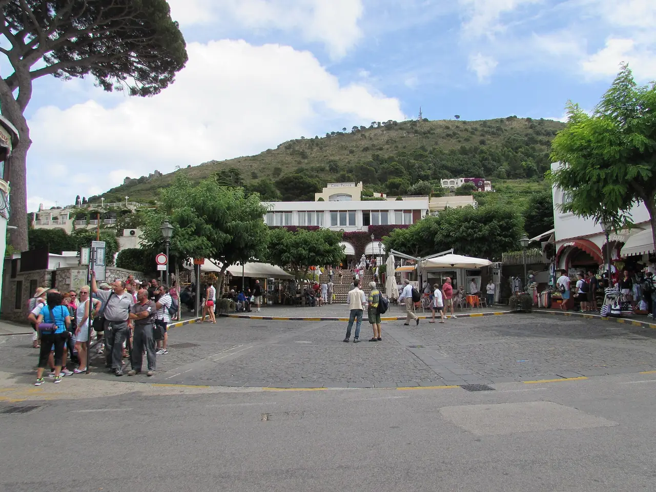 จัตุรัส Piazza Vittoria ที่อนาคาปรี ภาพจาก Wikimedia Commons ผู้ถ่าย Cezar Suceveanu สัญญา CC BY-SA 4.0