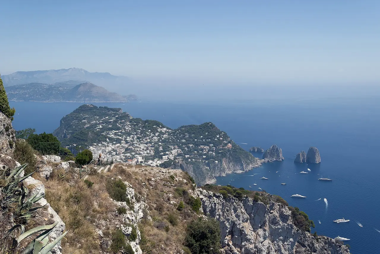 เกาะคาปรีและ Faraglioni มองจากยอด Monte Solaro ภาพจาก Wikimedia Commons ผู้ถ่าย Mайкл Гиммельфарб สัญญา CC BY-SA 4.0