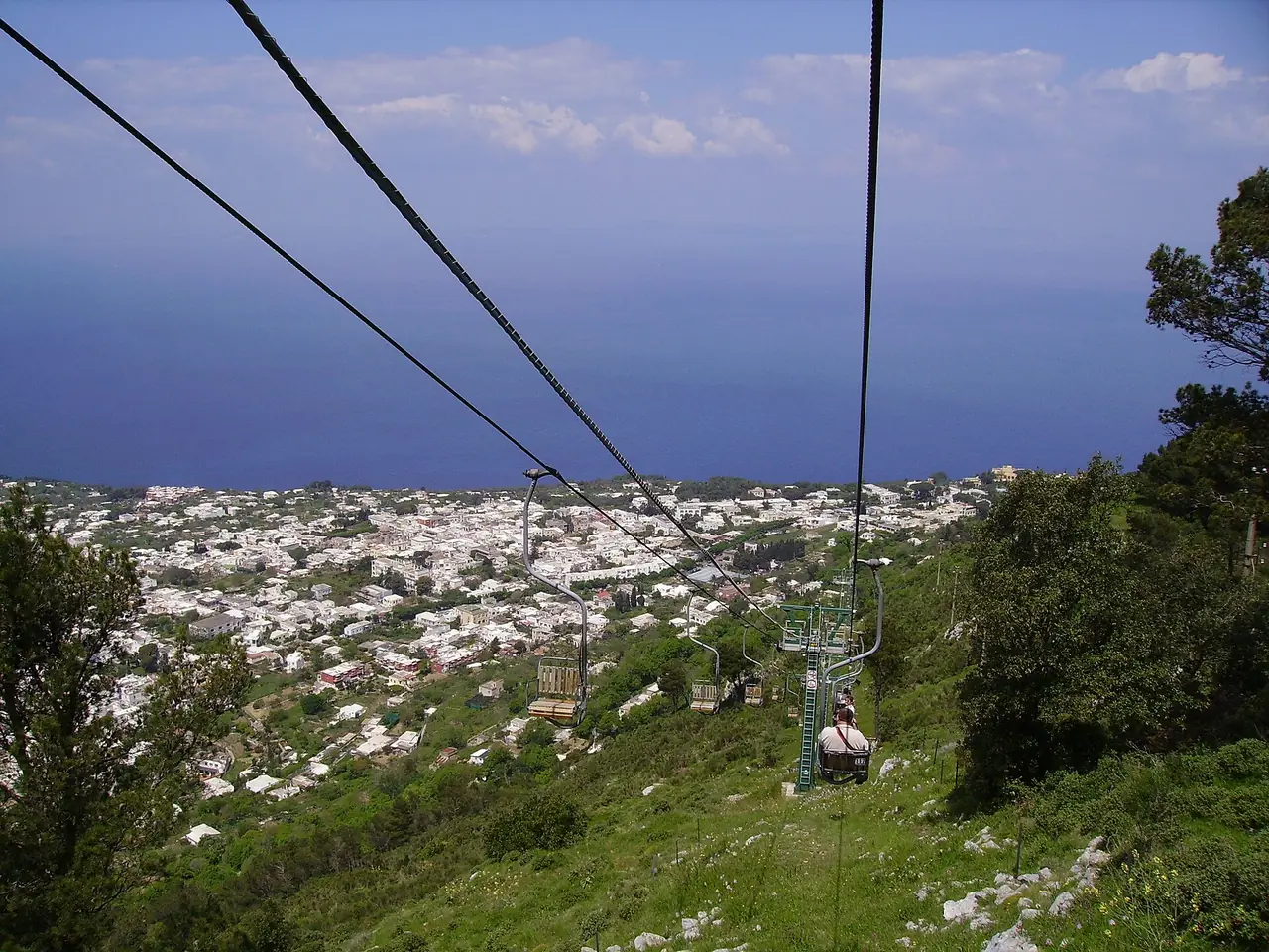 เก้าอี้กระเช้า Monte Solaro ที่อนาคาปรีกับเมืองด้านล่าง ภาพจาก Wikimedia Commons ผู้ถ่าย Yair-haklai สัญญา CC BY-SA 4.0