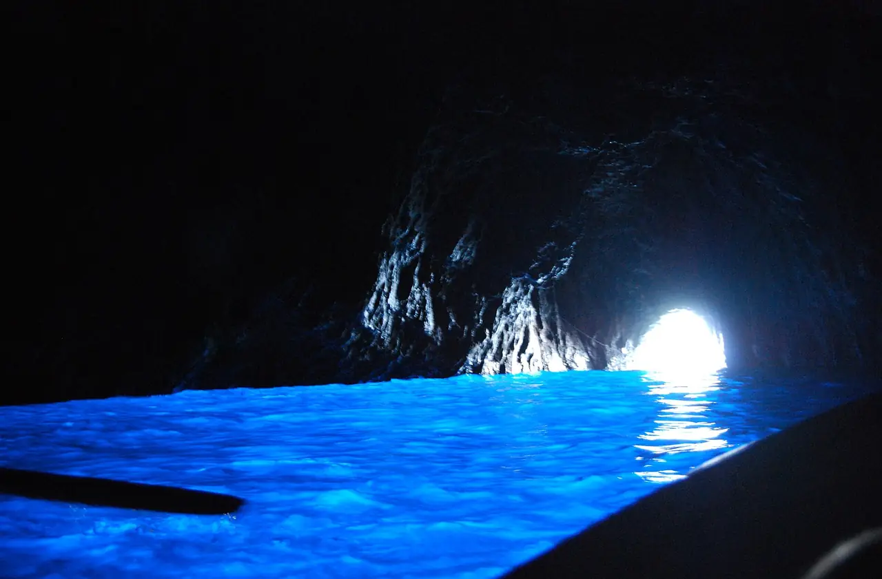 ภายในถ้ำ Blue Grotto ที่คาปรี น้ำเรืองแสงสีฟ้ามองจากเรือพาย ภาพจาก Wikimedia Commons ผู้ถ่าย Elenagm สัญญา CC BY-SA 4.0