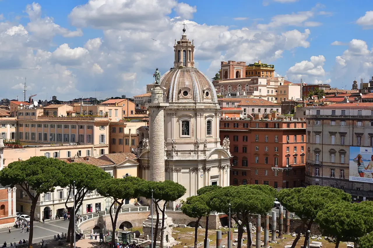 เสา Trajan และโดมโบสถ์ Santissimo Nome di Maria ที่ Forum of Trajan ภาพจาก Wikimedia Commons ผู้ถ่าย Rabax63 สัญญา CC BY-SA 4.0 ถ่ายจากมุมสูงของเมือง