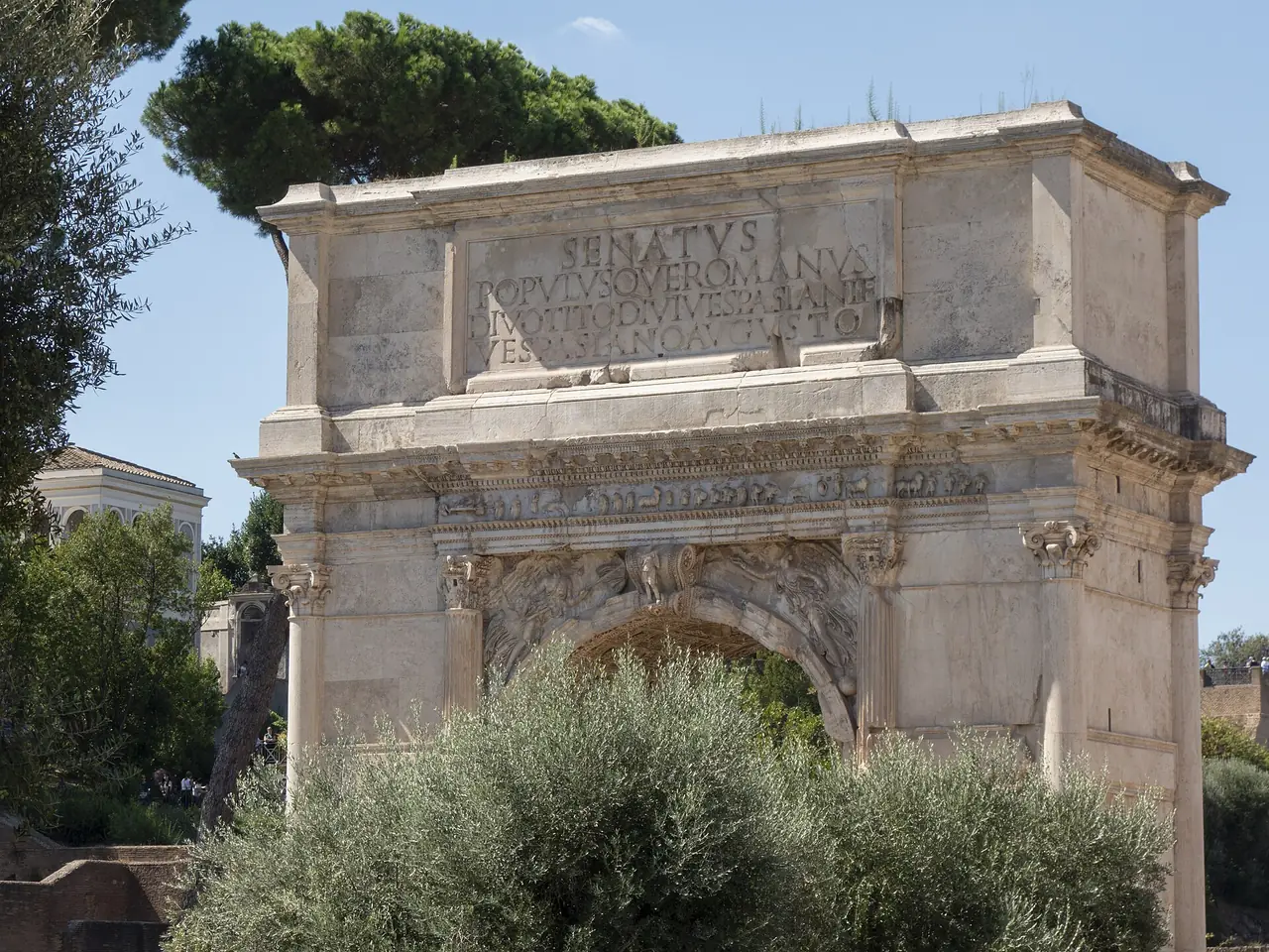 ประตูชัย Titus ที่ปลายตะวันออกของโรมันฟอรัม ตรงทางเข้าทางหนึ่งของพื้นที่ ภาพจาก Wikimedia Commons ผู้ถ่าย Nicholas Hartmann สัญญา CC BY-SA 4.0