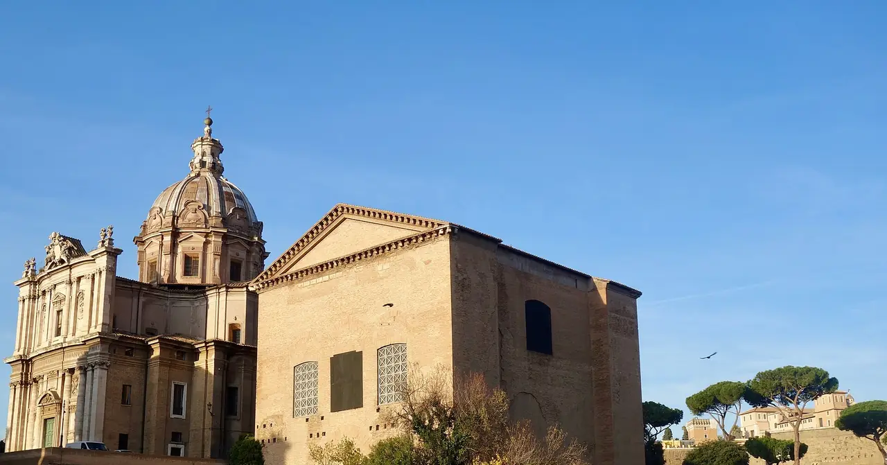 อาคาร Curia Julia ของโรมันฟอรัม มีโบสถ์ SS. Luca e Martina อยู่ติดกันทางซ้าย ภาพจาก Wikimedia Commons ผู้ถ่าย Sonse สัญญา CC BY 2.0