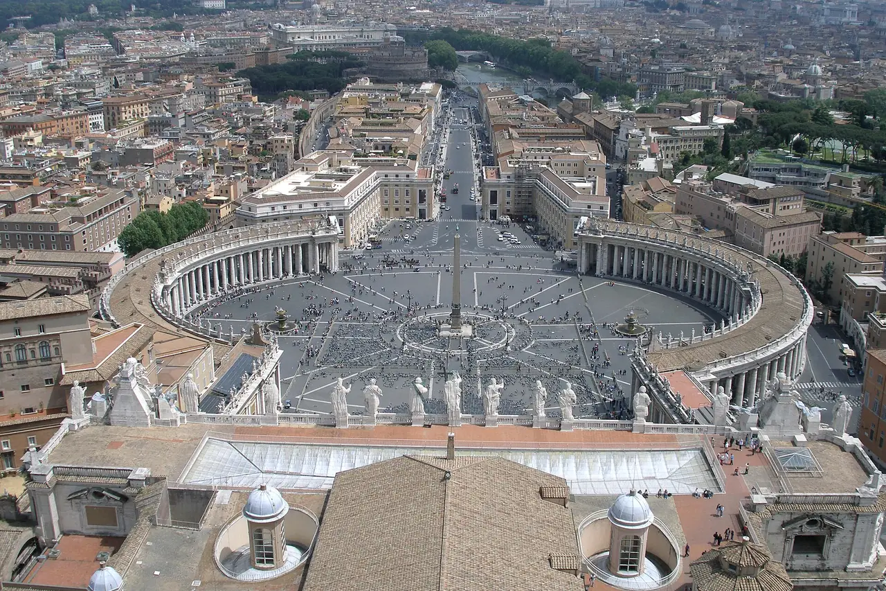 จัตุรัสนักบุญเปโตรมองจากโดม มีเสา Colonnade ล้อมและ Via della Conciliazione ด้านหลัง ภาพจาก Wikimedia Commons ผู้ถ่าย Vyacheslav Argenberg สัญญา CC BY 4.0