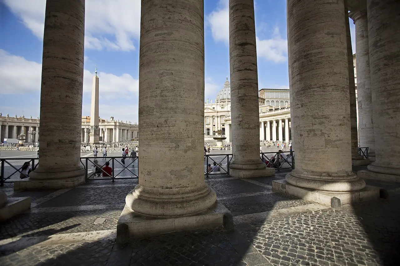เสาของ Colonnade แบร์นีนีและจัตุรัสนักบุญเปโตรมองจากใต้เสา ภาพจาก Wikimedia Commons ผู้ถ่าย Jorge Royan สัญญา CC BY-SA 3.0