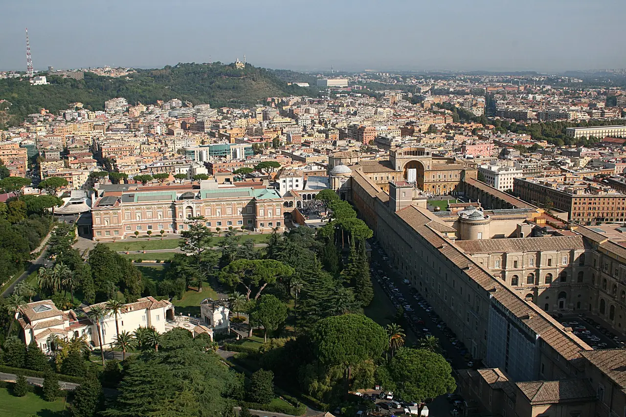 มุมสูงจากโดมที่เห็นอาคาร Casina Pio IV ที่ตั้งสำนักงาน Pontifical Academy of Sciences ในสวนวาติกัน ตามชื่อไฟล์บน Commons ภาพจาก Wikimedia Commons ผู้ถ่าย Jean-Pol Grandmont สัญญา CC BY-SA 3.0