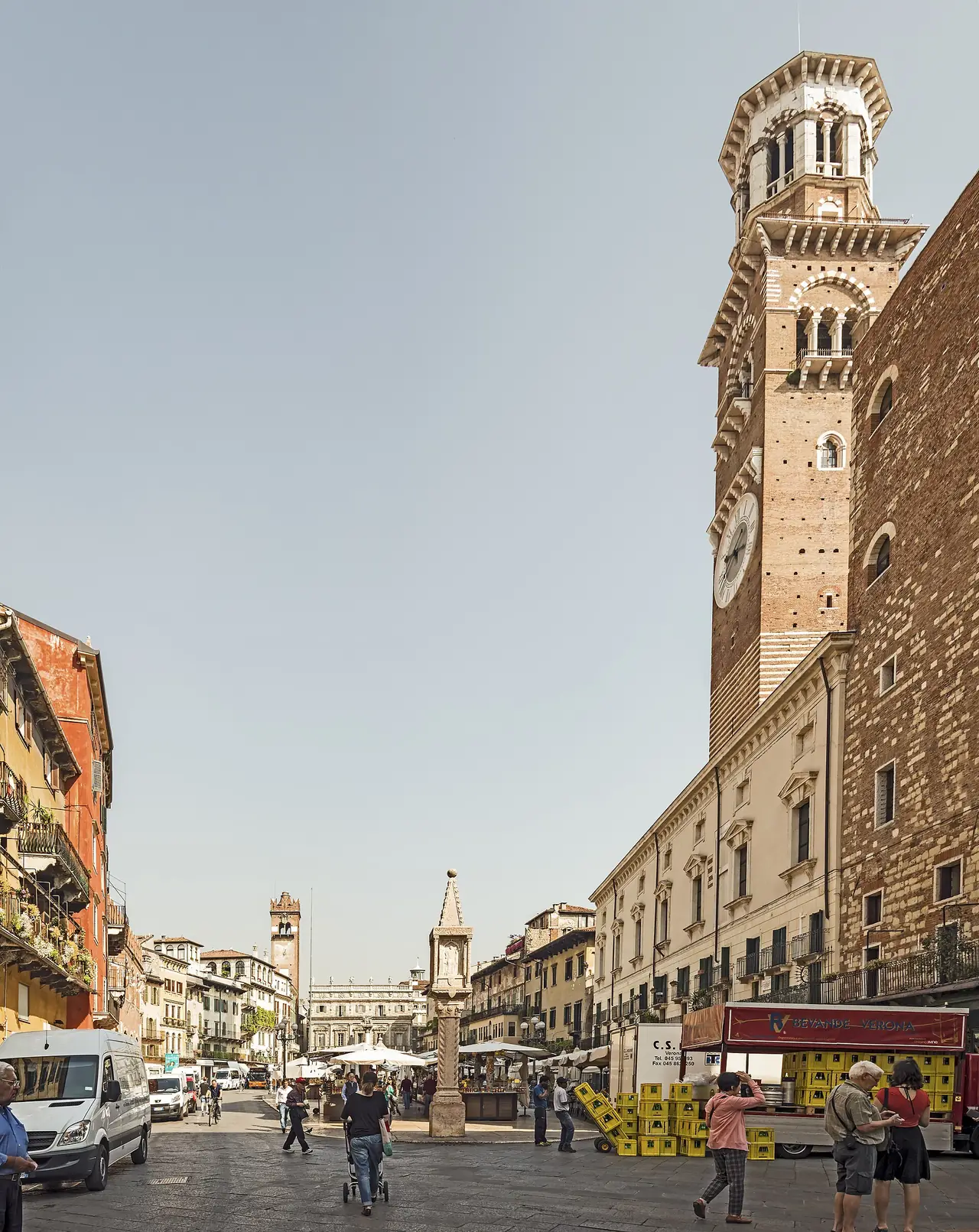 จัตุรัส Piazza delle Erbe และหอคอย Torre dei Lamberti ของเวโรนา ภาพจาก Wikimedia Commons ผู้ถ่าย Didier Descouens สัญญา CC BY-SA 4.0