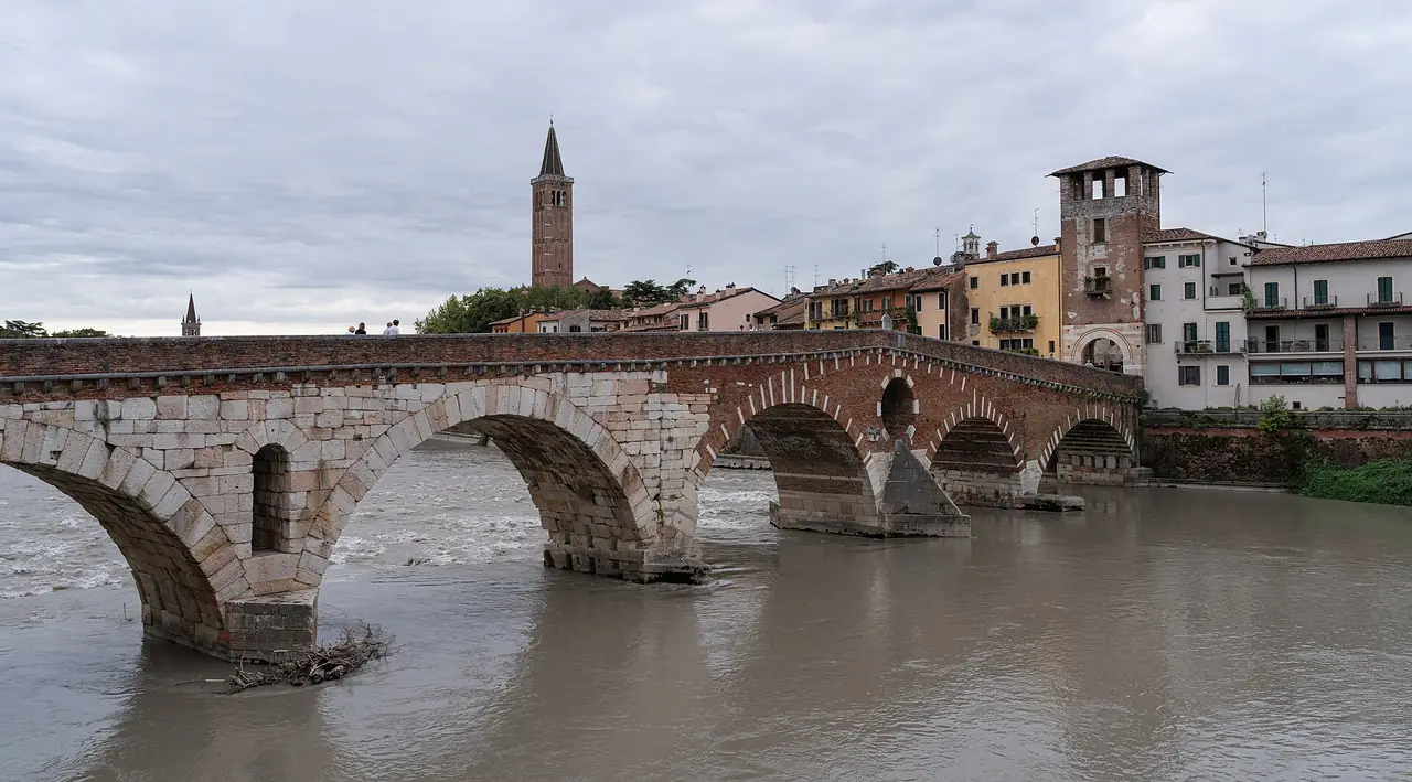 สะพาน Ponte Pietra ข้ามแม่น้ำ Adige ที่เวโรนา ภาพจาก Wikimedia Commons ผู้ถ่าย NorbertNagel สัญญา CC BY-SA 4.0 ถ่ายเมื่อ 12 ก.ย. 2569