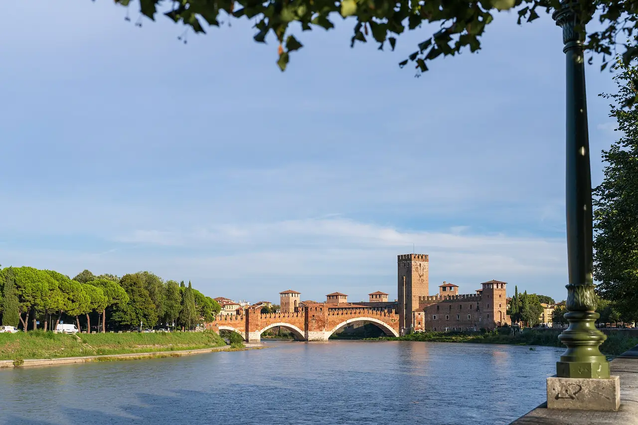 ปราสาท Castelvecchio และสะพาน Scaligero ข้ามแม่น้ำ Adige ภาพจาก Wikimedia Commons ผู้ถ่าย NorbertNagel สัญญา CC BY-SA 4.0 ถ่ายเมื่อปี 2569